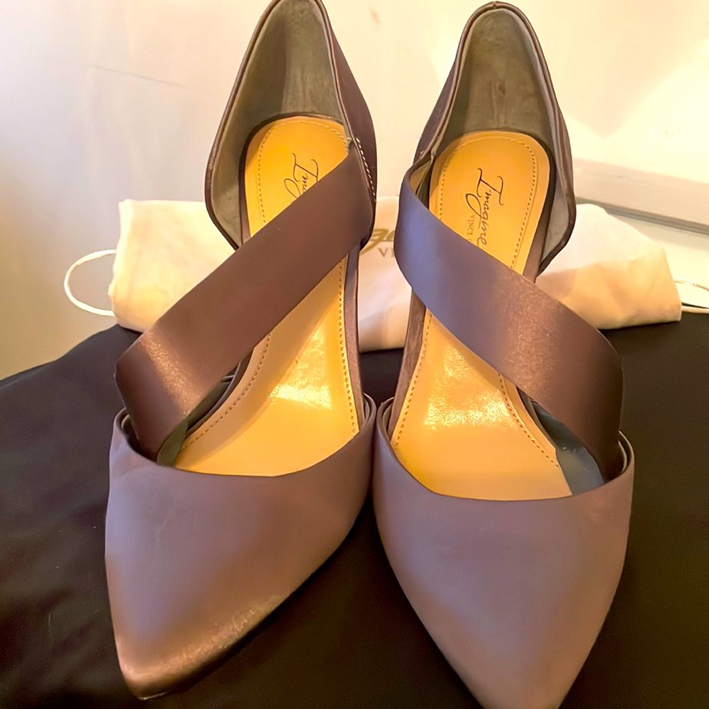 Never worn this beautiful shoe dress up wear with your favorite vintage jeans.